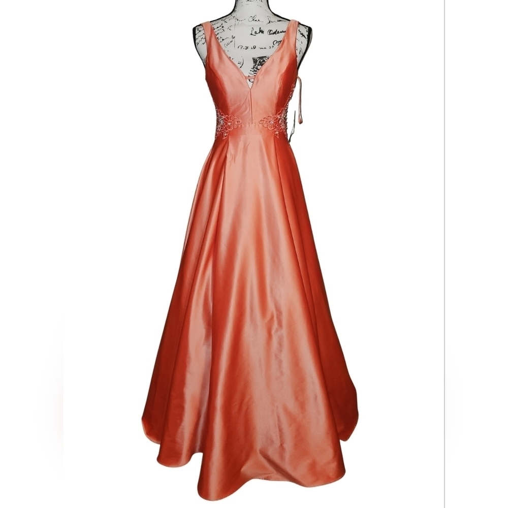 City Vibe Crochet Side Inset Satin Ball Gown - Picture 4 of 16